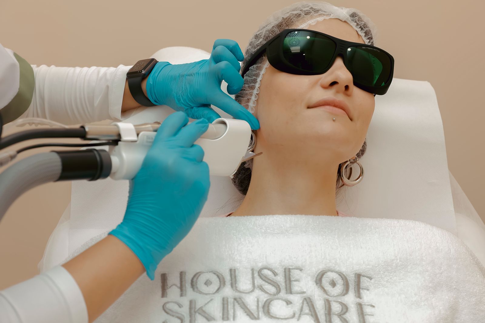 A laser handpiece used for non-surgical aesthetic treatment